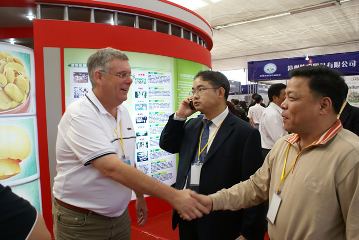 立兴集团董事长在中国蘑菇节上与外国客户握
